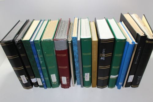 Briefmarken Posten Europa und Übersee in 18 Alben