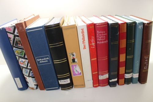 Briefmarken Posten Europa und Übersee in 14 Alben