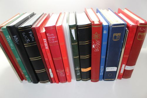 Briefmarken Posten Europa und Übersee in 18 Alben