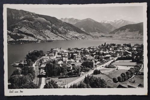 Zell am See, Ortsansicht mit Bahnlinie und Bergen