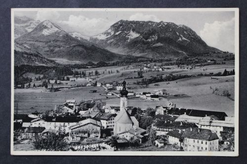 Reit i. Winkl, Ortsansicht mit dem Kaisergebirge, Kirche