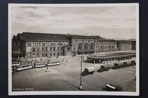 Straßburg, Elsaß, Bahnhof, Rotes Kreuz LKW's