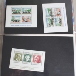 Briefmarken-Album mit Belegen, Blockausgaben, FDC usw.