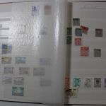Briefmarken Posten, 12 Alben mit Marken aus vielen Ländern