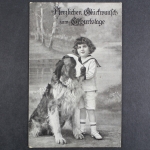 Glückwunsch zum Geburtstag, Kind mit großen sitzenden Hund