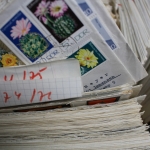 Briefe-, Karten-, Ganzsachen-Posten, großer Karton voll Material