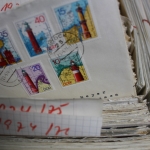 Briefe-, Karten-, Ganzsachen-Posten, großer Karton voll Material