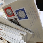 Briefe-, Karten-, Ganzsachen-Posten, großer Karton voll Material