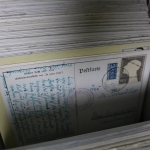 Briefe-, Karten-, Ganzsachen-Posten, großer Karton voll Material