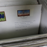 Briefe-, Karten-, Ganzsachen-Posten, großer Karton voll Material