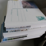 Briefe-, Karten-, Ganzsachen-Posten, großer Karton voll Material