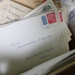 Briefe-, Karten-, Ganzsachen-Posten, großer Karton voll Material