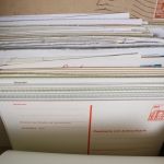 Briefe-, Karten-, Ganzsachen-Posten, großer Karton voll Material