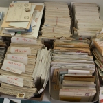 Briefe-, Karten-, Ganzsachen-Posten, großer Karton voll Material