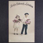 Glückwunsch zum Geburtstag, zwei Kinder mit Blumen u. Geschenke