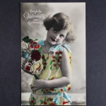 Glückwunsch zum Geburtstag, junges Mädchen mit Blumen