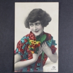 Junge Frau mit Blumen