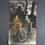Zwei junge Männer mit Fahrrad