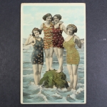 4 junge Frauen im Wasser, Badebekleidung
