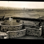 Flakgeschütze, Soldaten und Musikzug angetreten