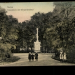 Surau, Kaiserplatz mit Denkmal, Kinder