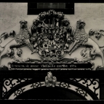 Augustusburg/Erzgeb., Schloßhof, Wappen über dem Südportal