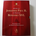 Holzkassette "Abschied Johannes Paul II / Benedikt XVI