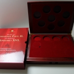 Holzkassette "Abschied Johannes Paul II / Benedikt XVI