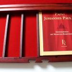 Holzkassette "Abschied Johannes Paul II / Benedikt XVI