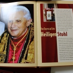 Holzkassette "Abschied Johannes Paul II / Benedikt XVI