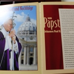 Holzkassette "Abschied Johannes Paul II / Benedikt XVI