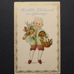 Herzlichen Glückwunsch zum Geburtstag, Junge mit Blumen und Hund im Arm