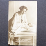 Gräfin Ina Maria von Ruppin mit ihrem Söhnchen