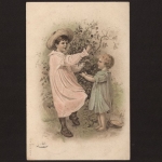 Mädchen am Rosenbusch