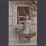 Mädchen mit Blumenkorb überbringt Geburtstagsglückwünsche