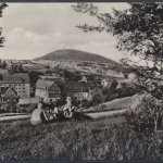 Altenberg i. Erzgeb., 3 Kinder auf der Wiese, Blick auf den Ort und zum Geisingberg