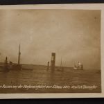 Von den Russen vor der Hafeneinfahrt von Libau versenkter deutscher Dampfer