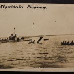 Flugzeug und Kriegsschiff, abgestürztes Flugzeug