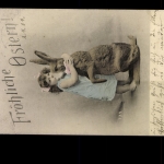 Fröhliche Ostern, Kind mit lebensgroßen Osterhasen