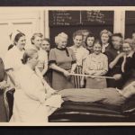 Frauengruppe, evtl. Krankenschwestern, Lehrvorführung o. ä.