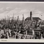 Büsum, Nordseebad, Hafen mit Booten und vielen Personen