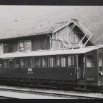 Eisenbahnwaggon vor Bahngebäude