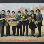Glückwunsch zum Geburtstag, 7 Herren mit Blumen, Sekt, Bierfaß