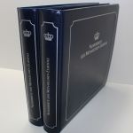 Borek, 2 blaue Ringbinder mit Aufdruck "Numisbriefe der Monarchien Europas"