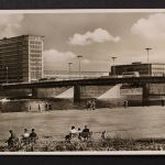 Frankfurt a. M., Friedensbrücke und Hochhaus Süd