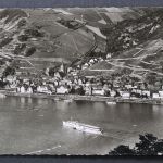 Assmannshausen/Rüdesheim am Rhein, Blick zum Ort, Kirche, Dampfer