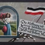 Junge Frau mit Blumenkorb und Osterei, Karte mit Flagge und Vers