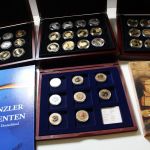 Medaillen-Posten mit 4 Kassetten und 2 Klappalben