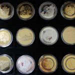 Medaillen-Posten mit 4 Kassetten und 2 Klappalben