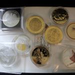 Medaillen-Posten mit 4 Kassetten und 2 Klappalben